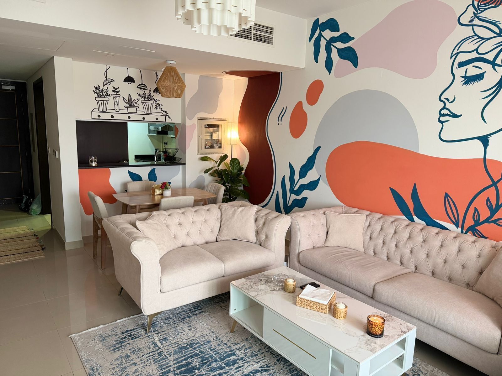 Ein Wohnzimmer mit einer Couch, einem Couchtisch und einem Essbereich mit Stühlen.