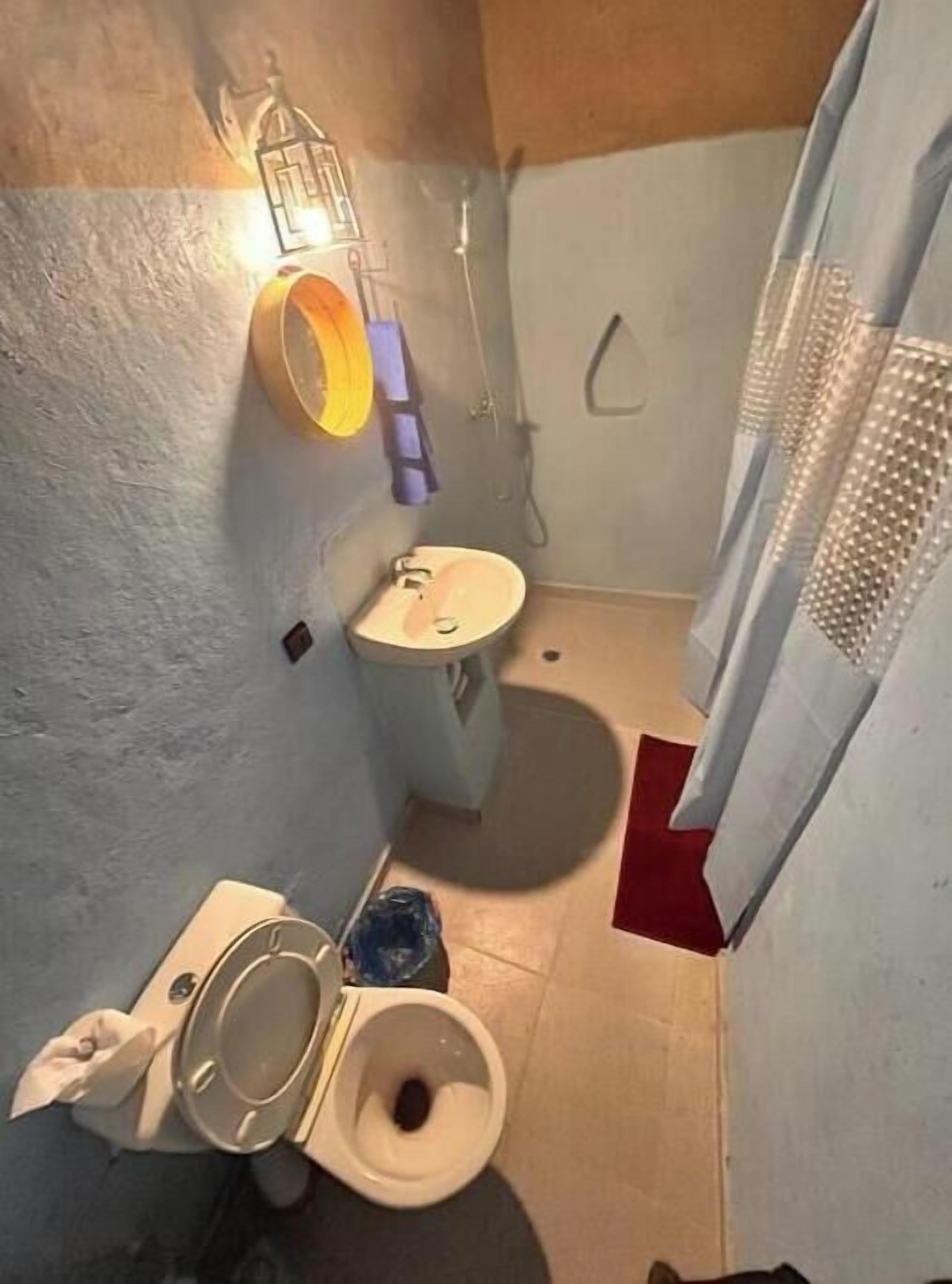 Douche, sèche-cheveux, bidet, serviettes fournies