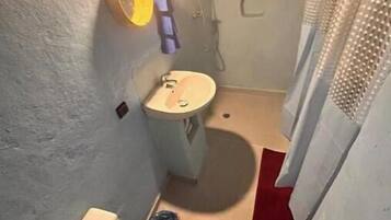 Douche, sĂšche-cheveux, bidet, serviettes fournies