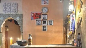 Un mostrador de recepción con un reloj, cuadros enmarcados y el logotipo de 'Dar Menorca'.