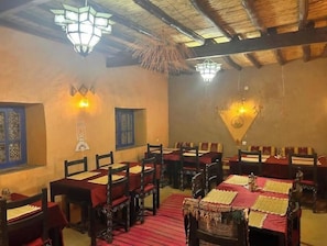 Una habitaci ón tradicional con muebles de madera, paredes con diseños y lámparas decorativas.