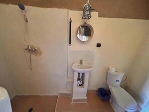 Shower, hair dryer, bidet, towels - Riad Dar Menorca - Berber Oasis at the Foot of the Merzouga Dunes (Merzouga)