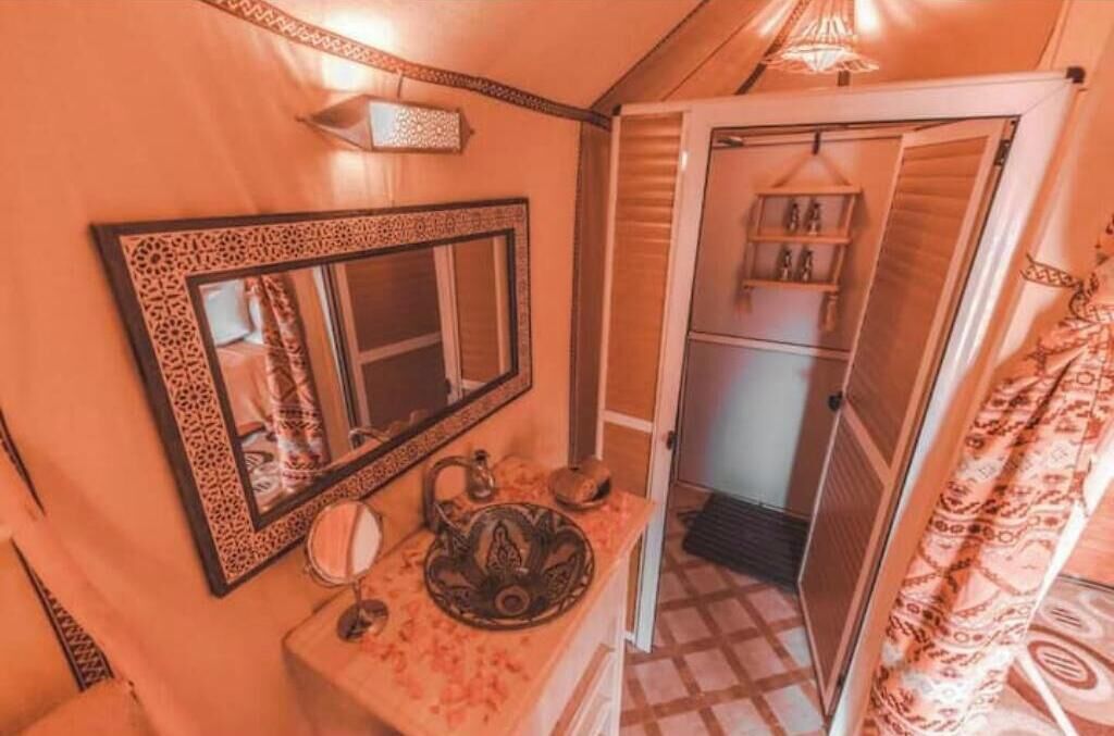 Douche, sèche-cheveux, serviettes fournies, savon