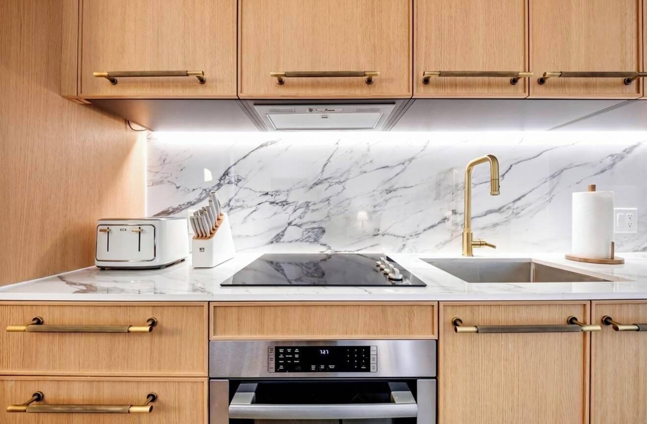 Réfrigérateur, four à micro-ondes, un four, surface de cuisson