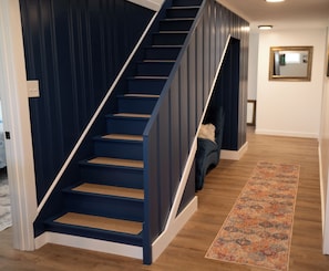 Een trap met blauwe treden en een houten vloer.