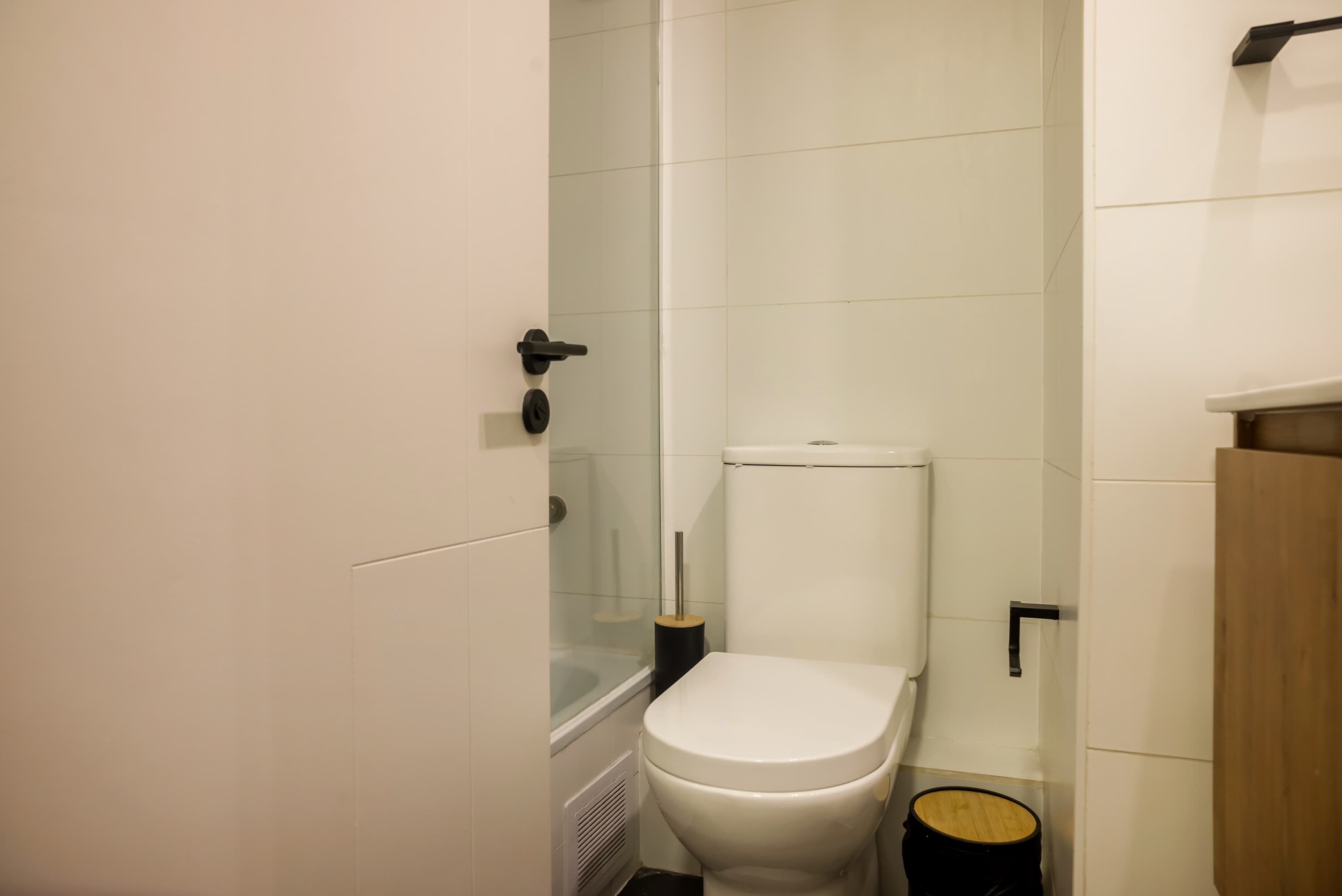 Une salle de bain avec des toilettes, une douche et un lavabo.