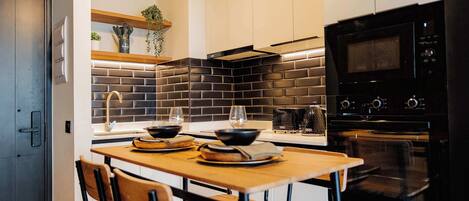 Coffee/tea maker, fridge, microwave, oven