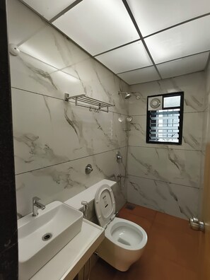 Deluxe Double Room, City View | Bathroom - Hotel Sanket Inn Pune (PUNE)