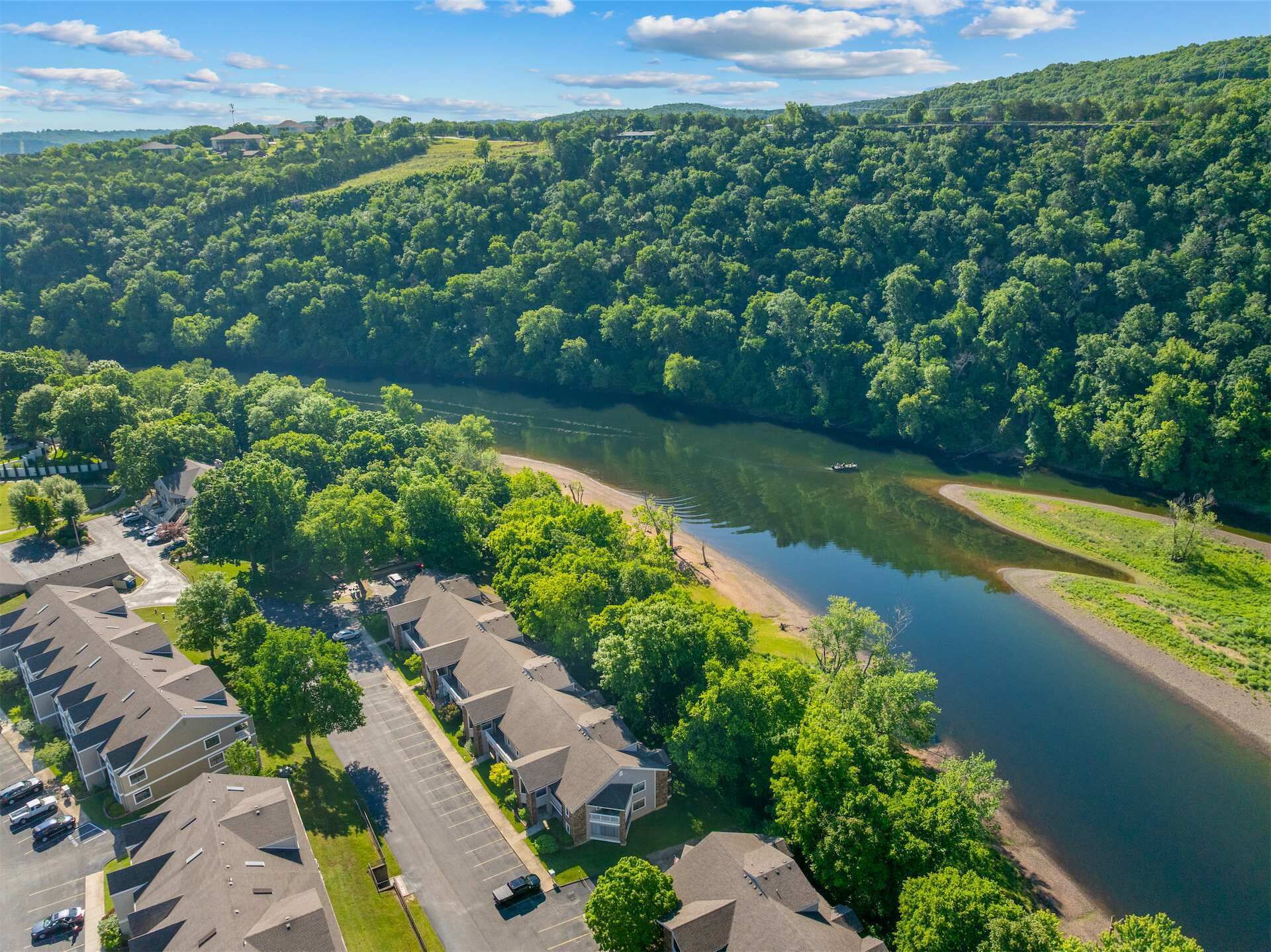Un quartier résidentiel avec des maisons, un parking et une rivière.
