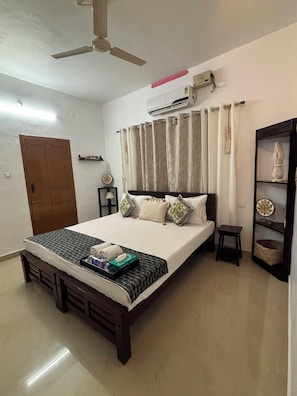 Desk, laptop workspace, iron/ironing board, free WiFi - Villa Lemon (Varkala)