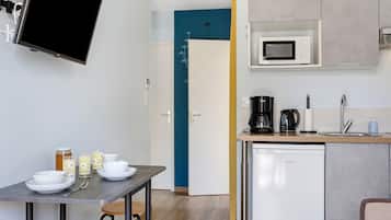 Refrigerador, microondas, parrilla de estufa y cafetera y tetera