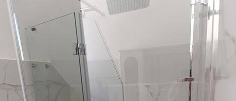 Douche, sĂšche-cheveux, bidet