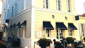A multi-story building with a flat facade, large windows, and awnings. - Hôtel Le Galet Bleu (Fouras)