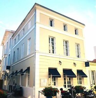 Un immeuble à plusieurs étages doté d’une façade sobre, de grandes fenêtres et d’auvents.