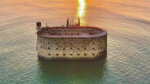 A circular structure with a central tower, surrounded by water. - Hôtel Le Galet Bleu (Fouras)