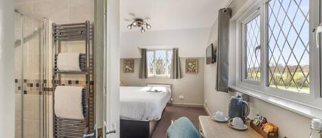 Quarto casal superior, 1 cama King | Ferros/tábuas de passar roupa, Wi-Fi de cortesia