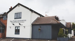 A building with a sign reading 'The Throckmorton Freehouse Inn - Quality Dining.' - The Throckmorton (Alcester)