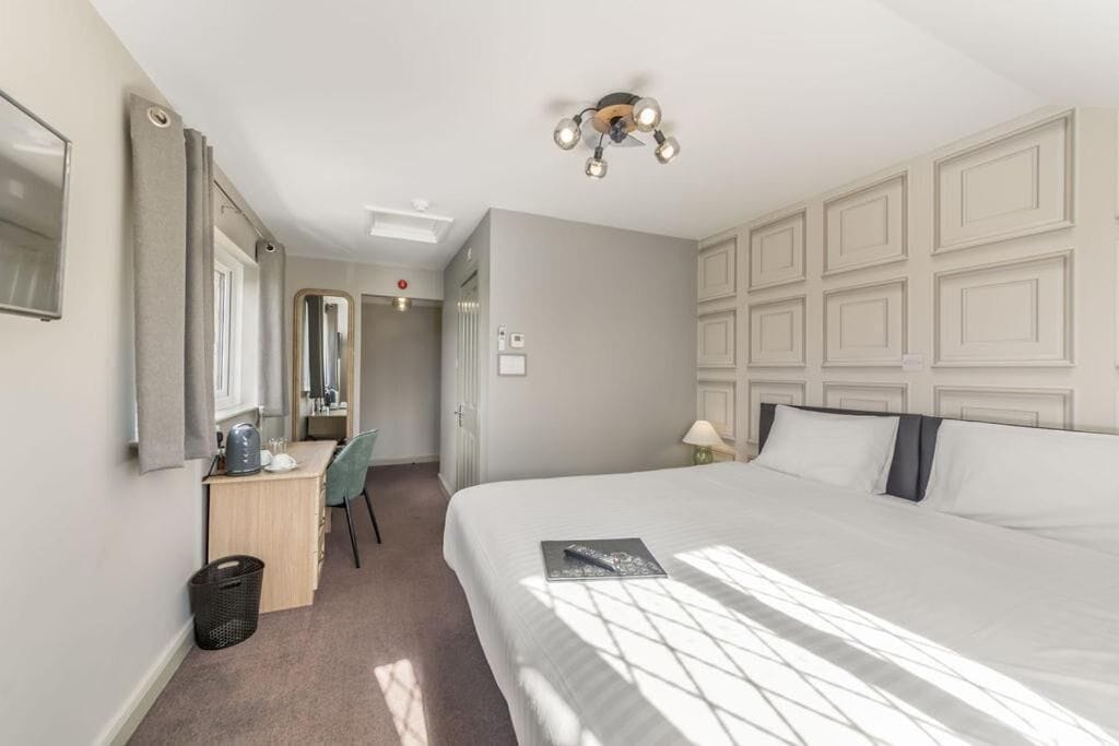 Chambre supérieure double, 1 très grand lit | Fer et planche à repasser, accès au Wi-Fi (inclus)