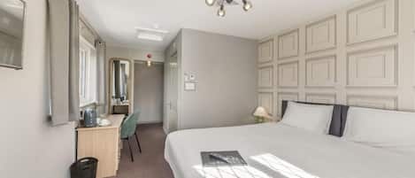 Superior Double Room, 1 King Bed | Iron/ironing board, free WiFi