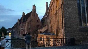 Un edificio histórico con una ventana arqueada destacada y fachada de ladrillo.
