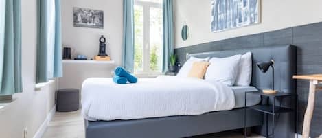Desk, WiFi, bed sheets