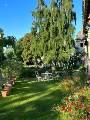 Outdoor dining - Guest Room “La Grange De La Bonaurie - Sienne” with Shared Terrace, Garden, and Wi-Fi (Anglars-Saint-Félix)