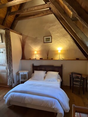 Room - Guest Room “La Grange De La Bonaurie - Sienne” with Shared Terrace, Garden, and Wi-Fi (Anglars-Saint-Félix)