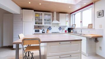 Coffee/tea maker, fridge, microwave, oven