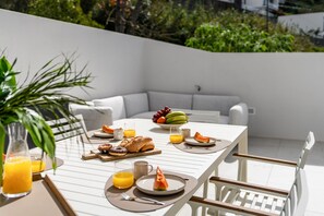 Outdoor dining - Superb modern villa with pool in Calheta|Amani (Arco Da Calheta)