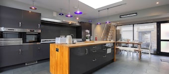 Spacious Pet Friendly Home in Central Cheltenham. Sleeps 6 FREE Parking!