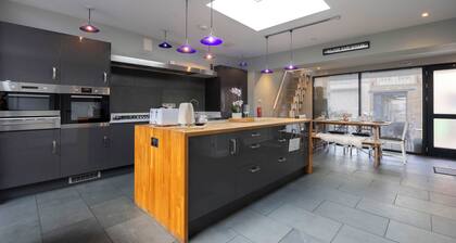 Spacious Pet Friendly Home in Central Cheltenham. Sleeps 6 FREE Parking!