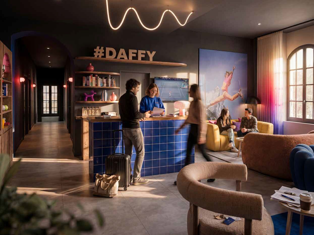 En modern hotellobby med en receptionsdisk, en sittgrupp och ett stort fönster.