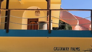 En bygning med et skilt, der viser 'CASTAWAY PALMS'.