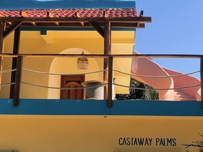 Ein Gebäude mit einem Schild, auf dem 'CASTAWAY PALMS' steht.