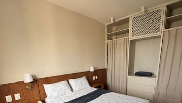 1 dormitorio, tabla de planchar con plancha, wifi y ropa de cama