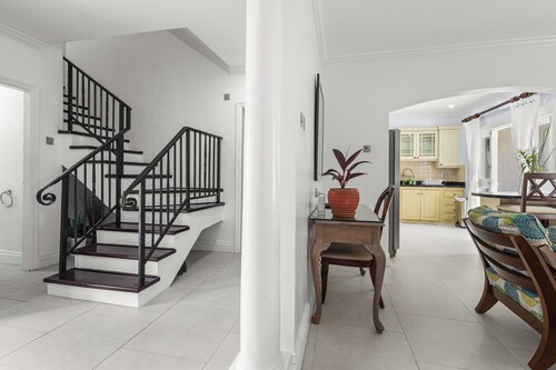 Cozy Island-Style Villa - 2 minute walk from beach