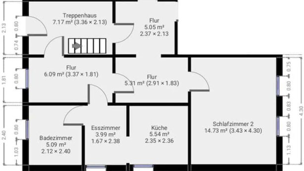 Ein Grundriss eines Hotelzimmers mit Bad, Schlafzimmer, Küche und Wohnbereich.