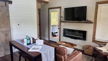 Smart-TV, Kamin, Bücher
