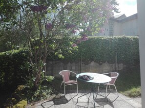 Outdoor dining - MAISON AYDAT AUVERGNE BORD DE LAC AYDAT (Aydat)