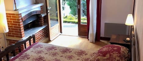 Iron/ironing board, bed sheets