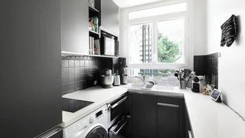 Coffee/tea maker, fridge, microwave, oven