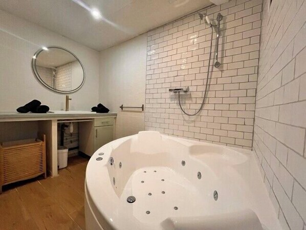Bathroom - Apartment with harbor view and swimming pool (La Rochelle)