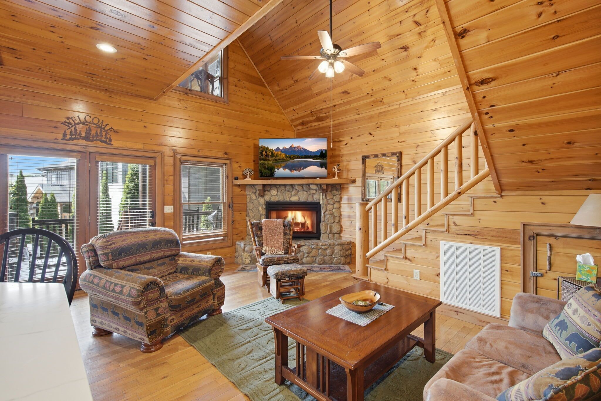Cabin, Multiple Beds, Fireplace, Mountain View (Lazy Bear Retreat) | Living area