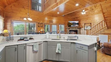 Cabin, Multiple Beds, Fireplace, Mountain View (Lazy Bear Retreat) | Private kitchen