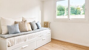 A bedroom with a bed, a window, and a radiator. - apart with terrace and unobstructed view (Nice)