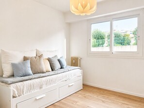 A bedroom with a bed, a window, and a radiator. - apart with terrace and unobstructed view (Nice)