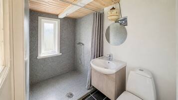 Cottage, Partial Lake View, Beachfront | Bathroom