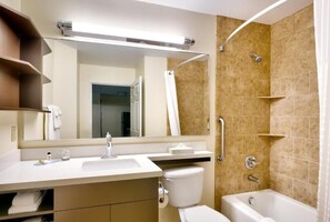 Bathroom - Candlewood Suites Plano East by IHG (Plano)