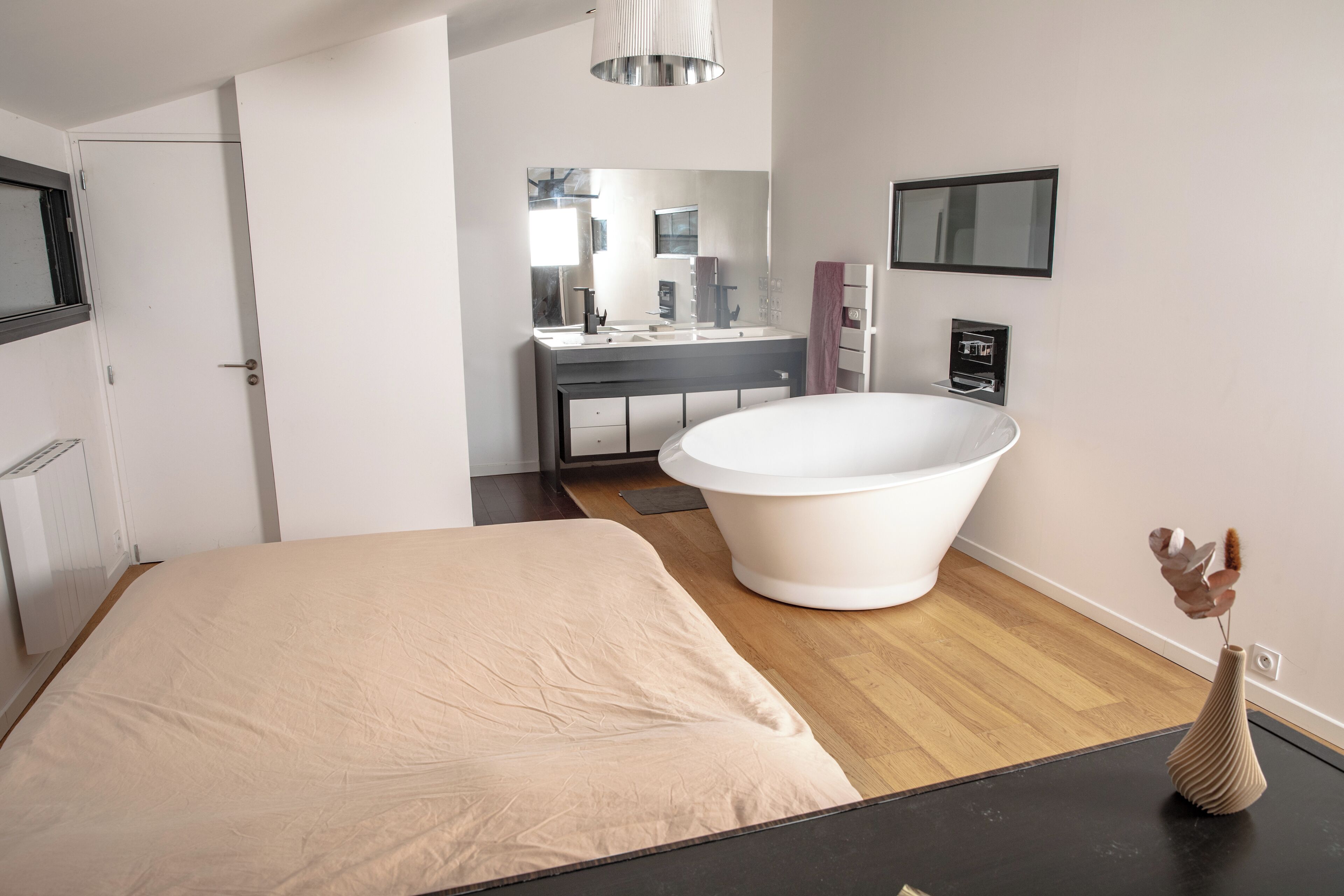 3 slaapkamers, een bureau, een strijkplank/strijkijzer, reisbedje