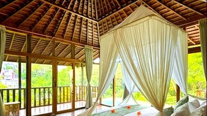 Une pièce avec un plafond en bois, un lit avec une literie blanche et un baldaquin.